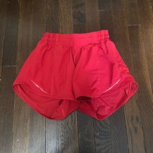 🤗 IM PERFECT CONDITION 🤗 lululemon red hotty hot shorts 4-inch size 4!